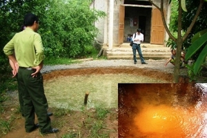 Hố tử thần khổng lồ trước nhà dân được san lấp