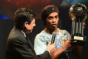 "Hất cẳng" Neymar, Ronaldinho giành QBV Brazil 2012