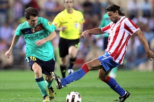 Hàng công Barca: Làm ơn, đừng đốn gãy chân Messi...