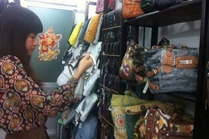Dân Việt mua hàng hiệu kiểu chợ trời