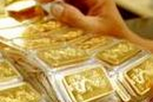 Giá vàng đổ dốc, giảm 140 nghìn đồng