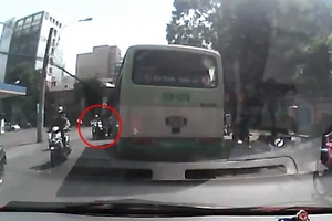 Quay được cảnh xe buýt "hung thần" lao trên đường