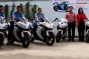 Người dân phản ứng thanh tra giao thông đi tuần bằng... xe xịn