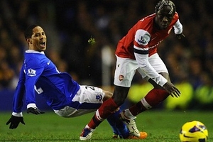 Bị Arsenal “xúc phạm”, Sagna rục rịch ra đi