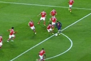 Khoảnh khắc đáng nhớ: Messi bị 10 cầu thủ Benfica “quây”