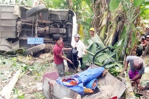 Xe khách lao xuống vực, 15 người bị thương