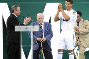 Perez và kế hoạch tranh cử: Phớt lờ Mou, nhưng chiều lòng Ronaldo