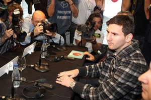 Phục hồi "siêu tốc", chân Messi như... cao su