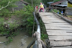 Qua cầu ván, cháu bé 5 tuổi rớt sông chết đuối