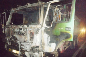 Hà Nội: Xe tải phát hỏa giữa đêm, thiêu trụi cabin