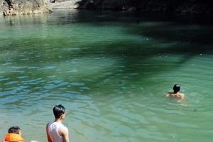 Phát hiện thi thể nữ sinh giữa khe suối