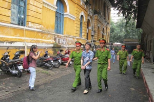 3 năm tù cho kẻ vác dao chém… công an