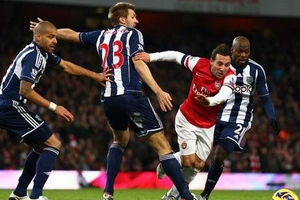 HLV Wenger xin lỗi vì tình huống Cazorla "ăn vạ"