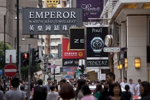 Ngược đời hàng hiệu “núp bóng” hàng Trung Quốc