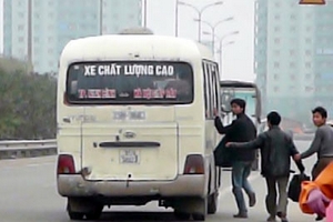 Phụ xe đấm khách rơi xuống đường