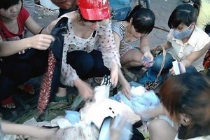 Hàng vỉa hè đổ vào trung tâm thương mại xịn