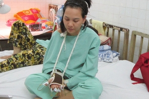 Nạn nhân bị cướp chém lìa tay xuất viện