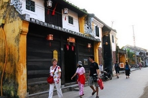 Du lịch vắng khách còn tăng giá