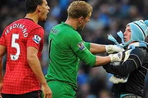 CĐV hùng hổ tấn công Ferdinand hối hận xin lỗi