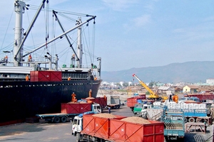 Cảng thu thêm phí, doanh nghiệp kêu trời