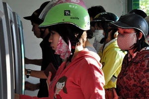 Phí “đè” chủ thẻ ATM