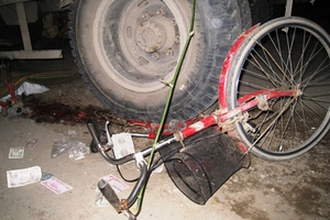 Bé 7 tuổi bị cuốn vào gầm xe tải