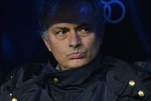 Jose Mourinho “giơ cả 2 tay” đầu hàng Barcelona