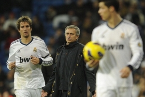 CĐV Barca chế giễu Mourinho: “Xin đừng chia tay Madrid!”