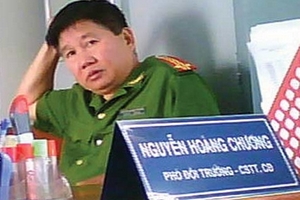 Cảnh sát cơ động ngã giá ngay tại trụ sở