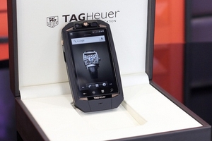 'Mở hộp' smartphone giá gần 200 triệu đồng của TAG Heuer