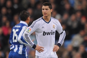 Ronaldo lập hat-trick... "buồn"