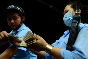 Giá xăng đủng đỉnh vì luật chậm sửa