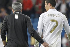 PSG xác nhận muốn "cướp" cả Mou và Ronaldo