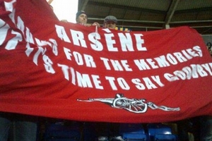 Thắng trận, Wenger vẫn bị fan Arsenal phản đối dữ dội