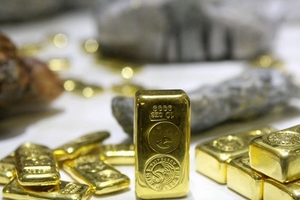 Vàng giảm xuống mức thấp nhất trong 4 tháng