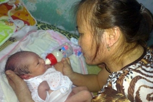 Bé gái sơ sinh bị bỏ rơi tại ngã ba đường đã có người nhận nuôi