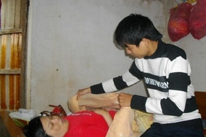 Người mẹ đi bằng tay đưa con vào đại học