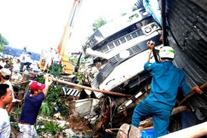 Xe tải từ hầm Hải Vân mất thắng, lao vào nhà dân