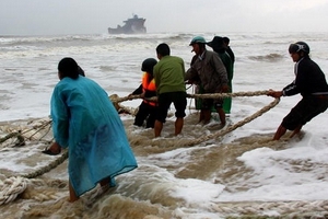 Huy động 100 người cứu 5 thuyền viên gặp nạn