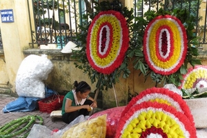 Cấm mang vòng hoa đến lễ tang cán bộ: Tuyên truyền là chính