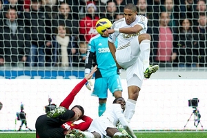 Sir Alex: Van Persie tí nữa bị giết chết