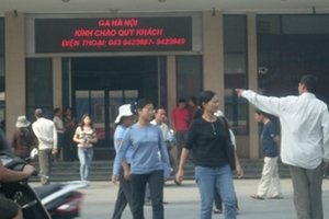 Ga Hà Nội: “Cò” vé tàu Tết mặc sức tung hoành