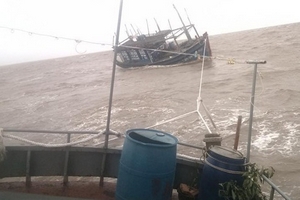 Sóng lớn, nhiều tàu cá và ngư dân gặp nạn