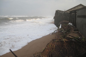 Triều cường đánh sập 3 căn nhà ở Phú Yên