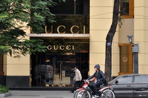 Khó xác định 'hàng hiệu giá bèo' là thật hay giả