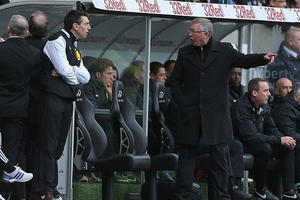 Mặc Sir Alex kêu gọi, FA bỏ qua cho "kẻ suýt giết” Van Persie