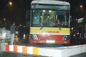 Đi vào cầu cấm, xe bus húc tung thanh giới hạn chiều cao