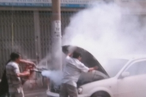 Ôtô bốc cháy trước UBND phường