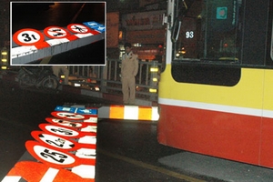 Kỷ luật lái xe bus húc đổ biển báo cầu vượt