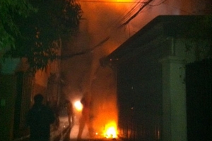 Cột điện cháy lớn ở Hà Nội, hàng trăm người bỏ chạy